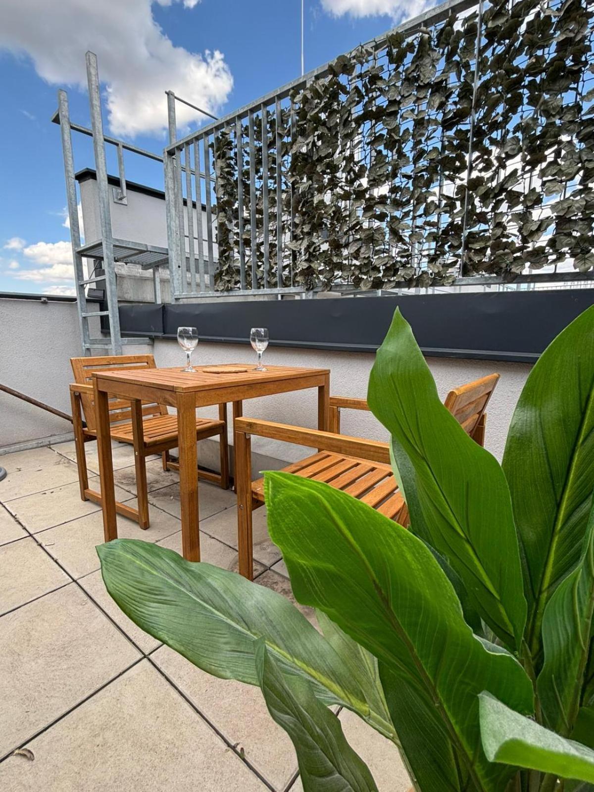 Orestaliving - Penthouse In 2nd District With View Wien